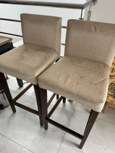 Par de banquetas altas estofadas