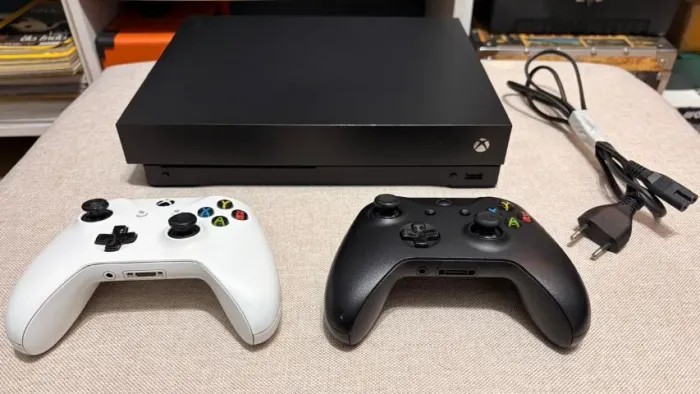 2 Consoles - Xbox One X e Xbox 360