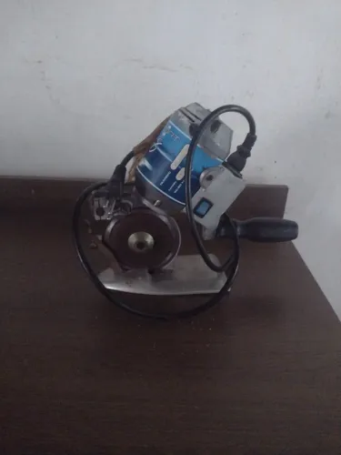 Vendo tesoura elétrica pra tecidos , funcionando no valor de R$ 200,00 ,
