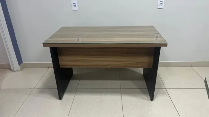 Mesa de escritório com tampo de vidro 1,20 X 0,65 em bom estado