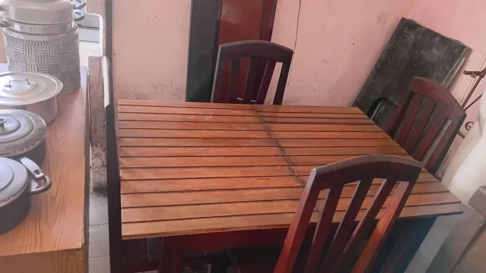 Mesa de madeira com 4 cadeiras
