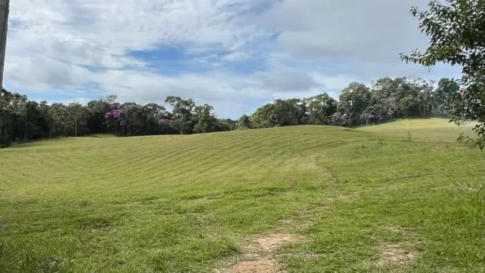 LINDO TERRENO RURAL DE 2.000M2 NO CONDOMÍNIO LAGO NEGRO (RANCHO QUEIMADO)