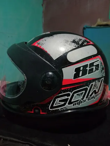 Capacete semi novo 