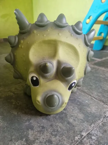Dinossauro triceraptos totoca triciclo andador infantil