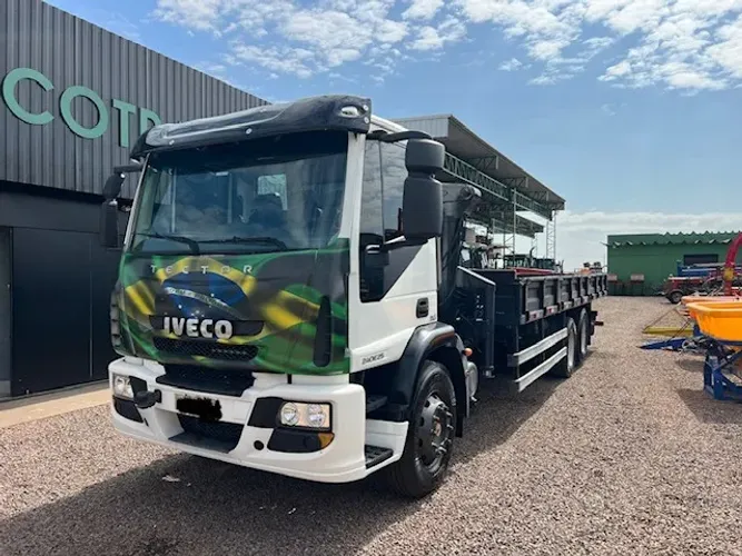 Caminhão Iveco Tector 240E25 c/ Munck