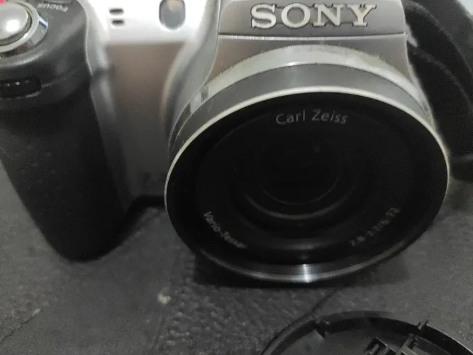 Câmera Digital Sony Cyber-shot com Lente Carl Zeiss