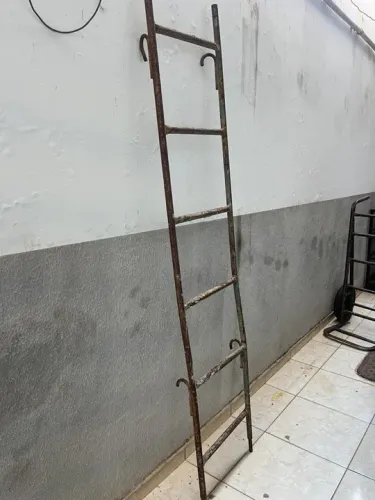 Escada de ferro reforçada 