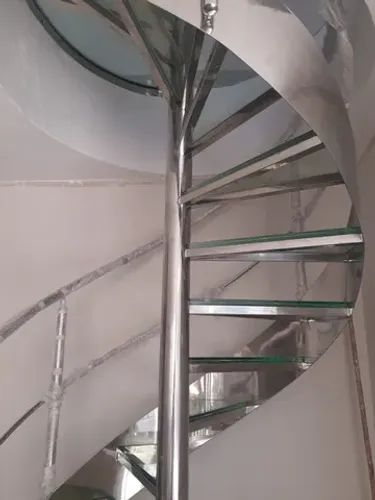 Fazemos soldas no local em corrimão aço inox.