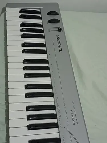 Teclado Midi Michael KCM 600