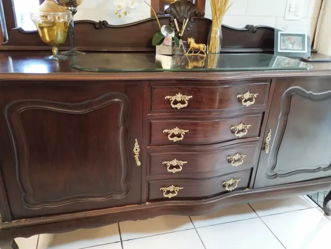 Buffet de madeira maciça com detalhes em dourado - Uma relíquia (Parcelo nos cartões)