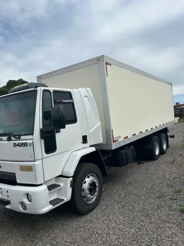 Ford Cargo 2428 com câmara fria