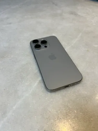 iPhone 15 Pro + Carregador Original 