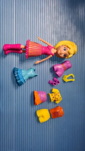 Boneca  polly pocket com Roupas e Acessórios