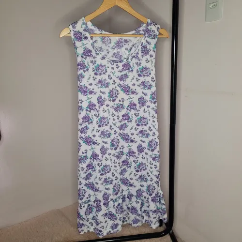 Vestido curto fundo claro floral e abertura nas costas - tamanho G