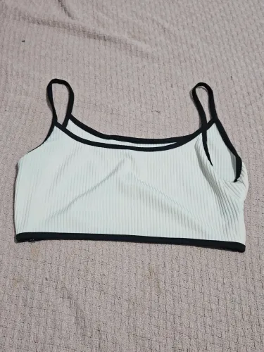 Top cropped branco com detalhes pretos