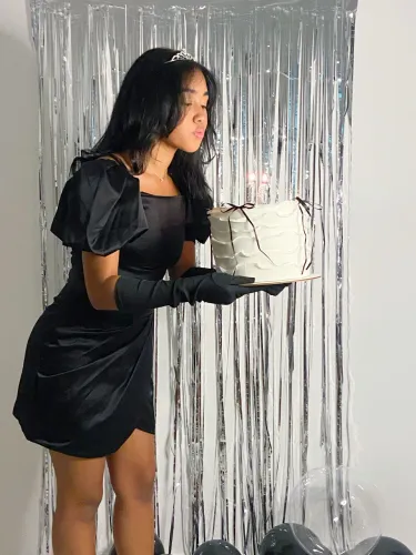 Vestido preto curto de cetim com mangas bufantes 