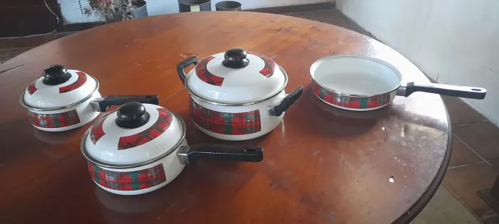 Conjunto de panelas e frigideira com estampa xadrez
