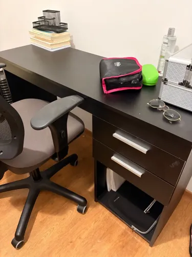 Escrivaninha preta com gavetas - Mesa de escritório