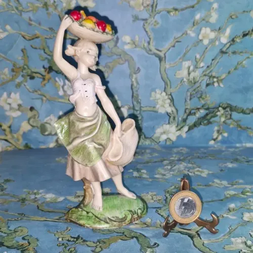 Estatueta em resina italiana de "gêmea 1" vendedora de frutas, 17 cm. Perfeita