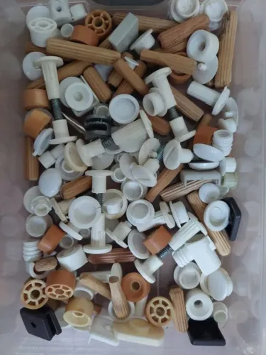 Cantoneira, cavilha, fecho de esfera, tampa passa fio, sapata - Kit de peças para móveis