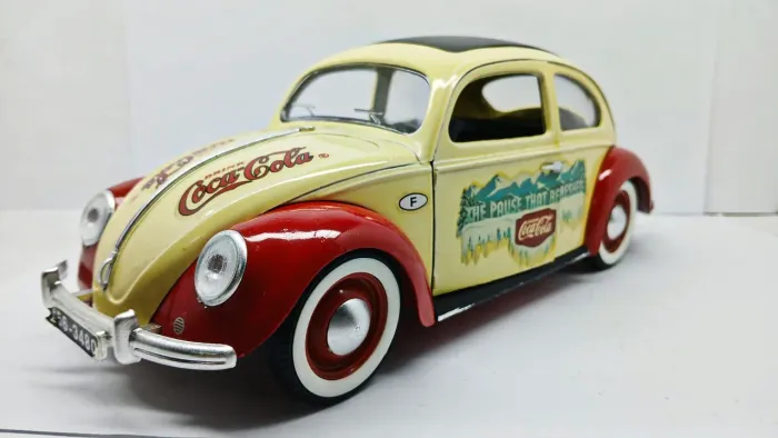 Miniatura Volkswagen Fusca Coccinelle Coca-Cola 1/18