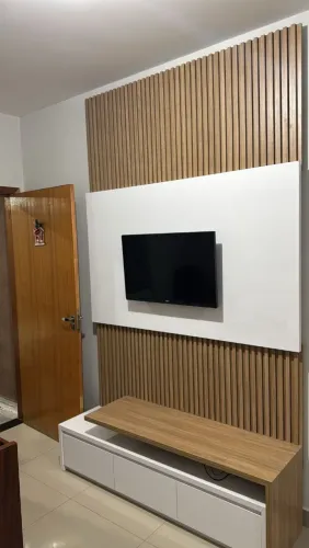 Painel para TV com rack e detalhes amadeirados