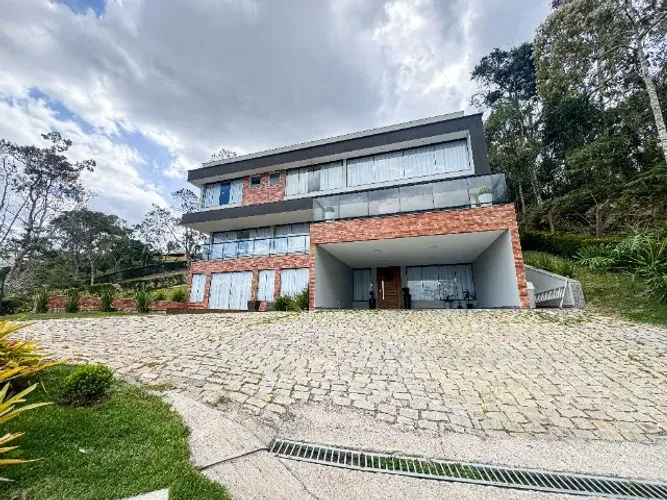 Vende-se Mansão porteira fechada com 550m² em Pedra Azul
