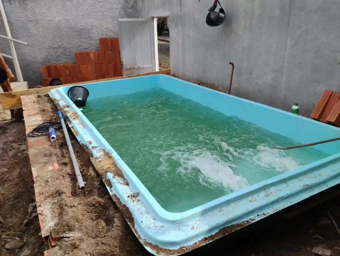 Instalador de piscina de fibra