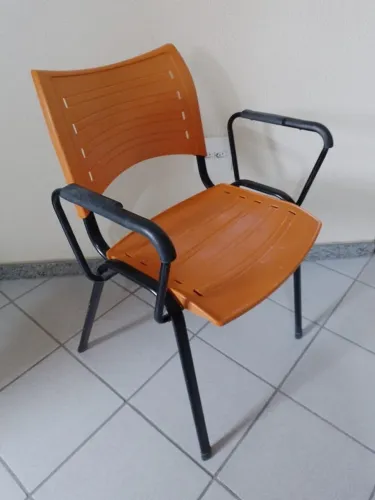 Cadeira com apoio de braço
