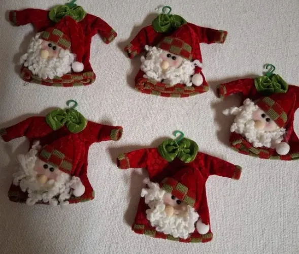 Conjunto com 5 Mini Roupinhas de Papai Noel