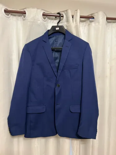 Blazer azul, no tamanho 42. Usado apenas 2 vezes. Motivo da venda: ficou pequeno em mim.
