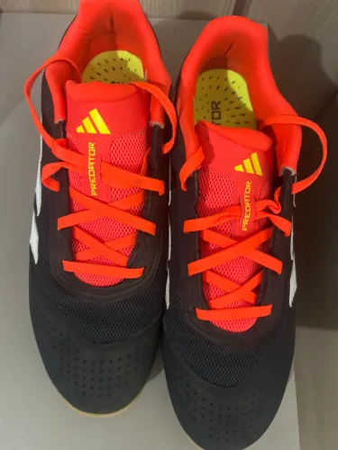 Chuteira predator adidas, usada poucas vezes, ótimo estado, tamanho 42