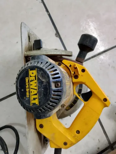Serra circular dewalter  DW364 7 1/4 120v ac/dc