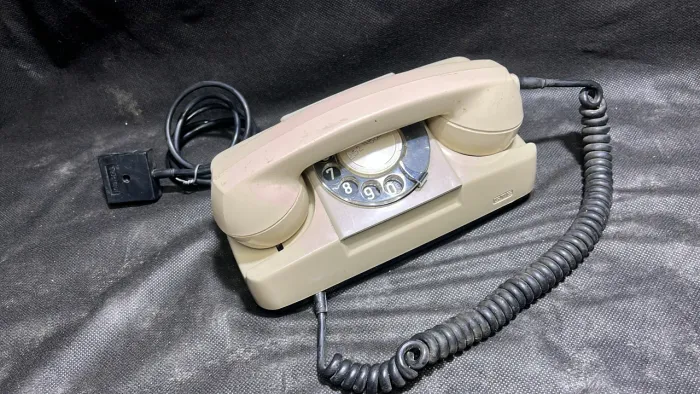 Telefone antigo de disco modelo tijolinho 