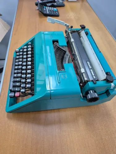 Maquina de escrever Olivetti-Studio 45 apenas decorativo