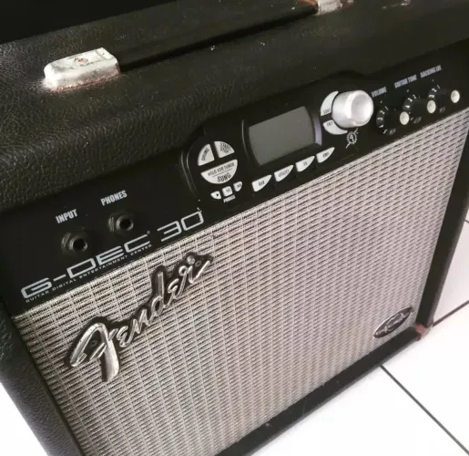 Cubo Fender com efeitos para estudos