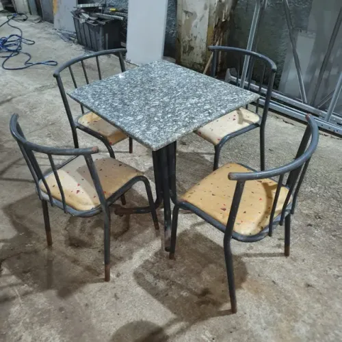 Mesa de Lanchonete Com 4 Cadeiras Usada