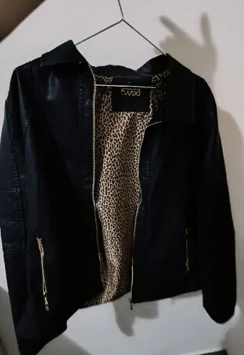 Jaqueta de couro preta com forro animal print