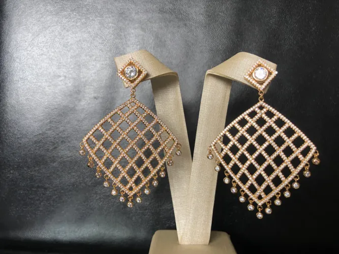 Brinco banho em ouro cravejado de zircônias 