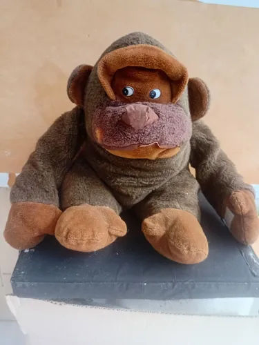 Amigão de Pelúcia .Faz carinha de raiva e de boa.