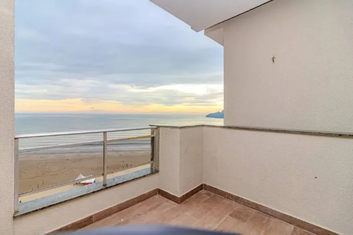 Apartamento frente mar à venda no Ed. Saint Tropez em Balneário Camboriú