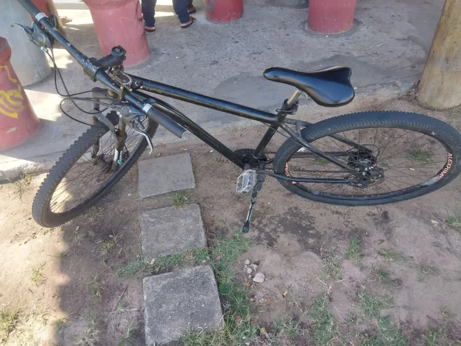 Bike aro 29, precisa de uns conserto rolamento do central tá ruim, é pneu traseiro careca
