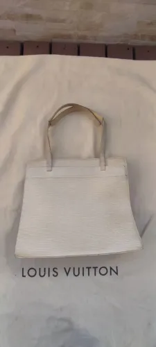 Bolsa Louis Vuitton Epi - Elegância Clássica