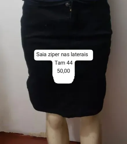 DESCONTO DE 20% - ESTILOSA! Saia jeans preta com zíper nas laterais - Tamanho 44