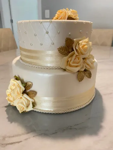 Bolo fake 2 andares (casamento, noivado, aniversário, chá de bebê)
