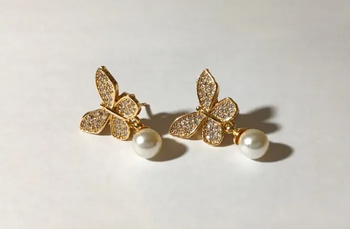 Brincos de Borboleta com Pérola Banhados a Ouro 18K - Delicadeza e Sofisticação