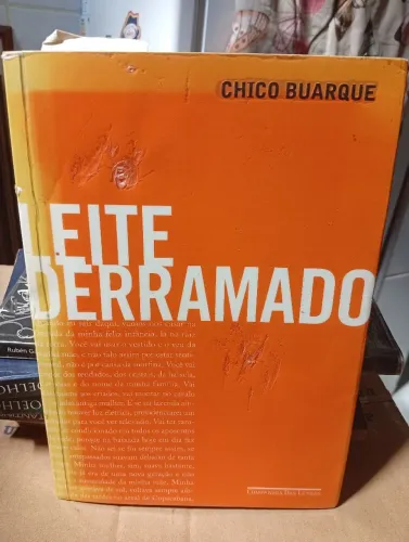 Vendo livro, leite derramado de Chico Buarque.