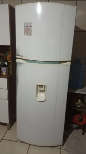 Vende-se uma geladeira Consul 450 litro semi nova