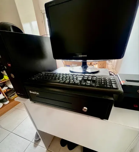 Computador PDV, sistema, monitor, gaveteiro, impressora, mesinha, caixinha de som.