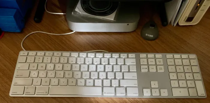 Apple MacMini com monitor, teclado Apple completo